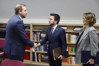 Aragonès i Serret saludant ahir el president de la missió europea, Jeroen Lenaers.