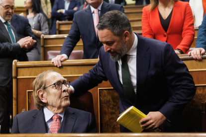 Ramón Tamames, junto a Santiago Abascal, se olvidó de pedir elecciones generales para el 28 de mayo.