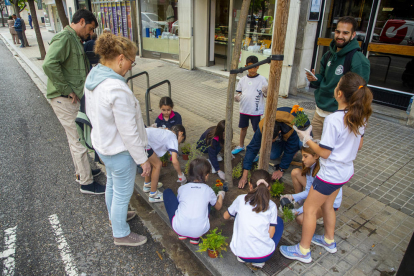 Miembros de EscoceLLs Lleida explicaron a los alumnos de Maristes cómo ajardinar los alcorques.