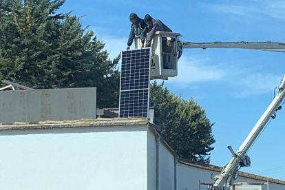 Els treballs d’instal·lació dels panells solars.