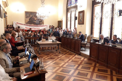 Unos 100 trabajadores protestaron en el pleno, donde colgaron una pancarta pidiendo negociación. 