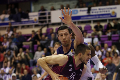 Marko Bakovic lucha en el poste contra un jugador del Valladolid, en una acción del enfrentamiento de ayer.