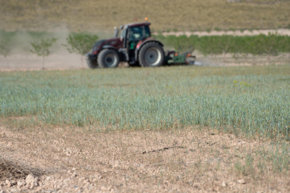 Un tractor haciendo labores en el campo en una fotografía de archivo. 