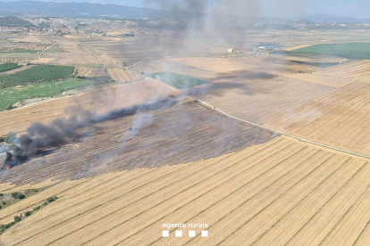 Agents Rurals van atribuir les causes a l’incendi d’una màquina agrícola.