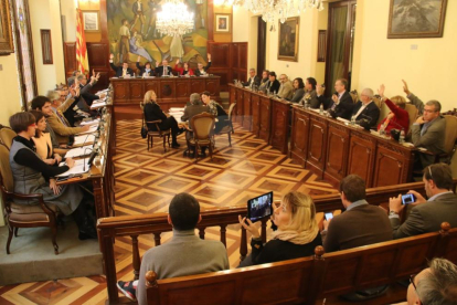 El moment de la votació del pressupost de la Diputació de Lleida.