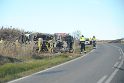 El camión que transportaba combustible, volcado en el arcén de la carretera en Torregrossa.