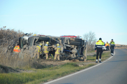 El accidente ocurrió a las 16.15 horas y el camión volcó lateralmente. 