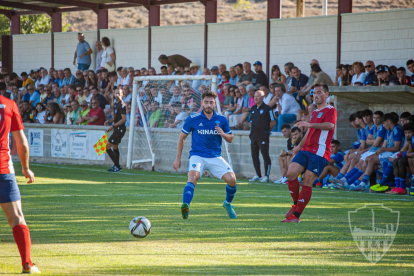 San Emeterio, del Tarassona, passa la pilota pressionat.