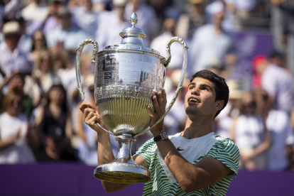 Carlos Alcaraz aixeca el trofeu com a campió de Queen’s.