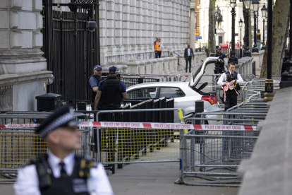 Imatge del cotxe que va xocar contra el reixat de Downing Street.