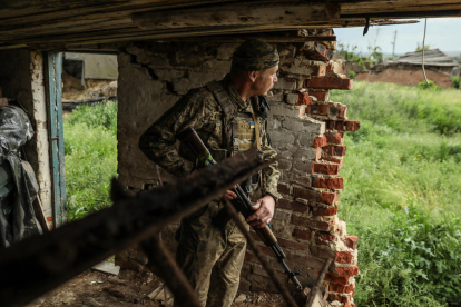 Un soldat ucraïnès observa la línia del front a prop de la frontera amb Rússia.