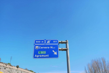 El nou cartell de la sortida 517 a l'A-2 a Cervera ja amb les indicacions en català.