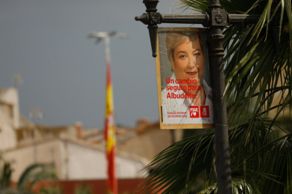 Un cartel de la candidata socialista a la alcaldía de Albudeite.