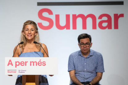 Yolanda Díaz durante su discurso en Cornellà y Gerard Pisarello, su número uno por Barcelona, detrás.