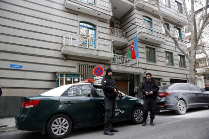 Policías iranís frente a la embajada azerí tras el ataque. 