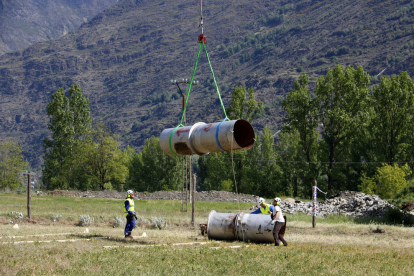 Dos trossos de canonada que s'han retirat de la central d'Unarre, al Pallars Sobirà.