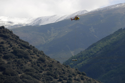 Un helicòpter transportant un tros de canonada.