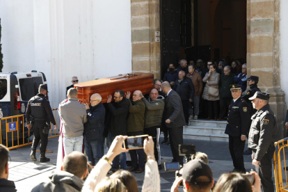 Familiars i amics en el funeral del sagristà assassinat per Yasin Kanza dimecres.