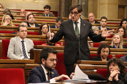 El líder del PSC, Salvador Illa, s’adreça al president de la Generalitat, Pere Aragonès, al Parlament.