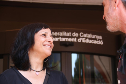 La portaveu d'USTEC, Yolanda Segura, a les portes del departament d'Educació