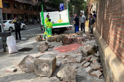 Un mort i una dona ferida a Barcelona per la caiguda d'un mur després que un camió de gran tonatge hi xoqués
