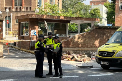 Un mort i una dona ferida a Barcelona per la caiguda d'un mur després que un camió de gran tonatge hi xoqués