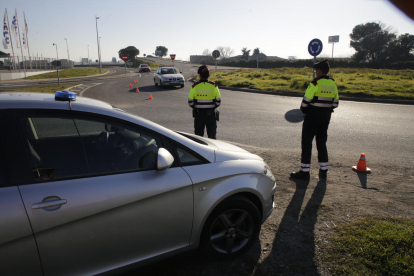 Imagen de archivo de un control de los Mossos d’Esquadra en una carretera leridana. 