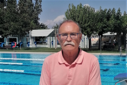 Carles Mas ha estado vinculado a la piscina más de 50 años.