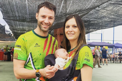 Jordi y Laura, junto a su pequeña Clàudia, de tres meses. 