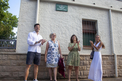 Familiares de Pilarín Minguell y la alcaldesa de Tàrrega en el descubrimiento de la placa de la calle .