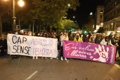 Imagen de archivo de una protesta contra la violencia sexual organizada por varias entidades ante la Paeria de Lleida. 