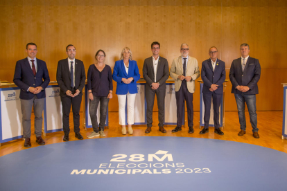 Domènec Vila, Xavi Palau, Laura Bergés, Maria Burrel, Toni Postius, Fèlix Larrosa i Miquel Pueyo, amb Santi Roig, que va moderar el debat del Grup SEGRE.