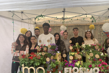 Foto de família dels participants del Mercadet de Petits i Joves de Ponent.