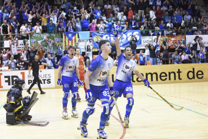 Sergi Folguera y Jepi Selva, en primer término, y Sergi Duch, detrás, celebran la victoria ante el Bassano.