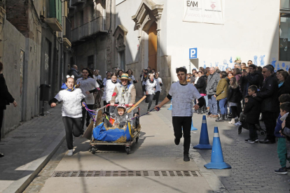 Una de las andróminas a su paso por el Eix Comercial en la tradicional ‘cursa de llits’. 