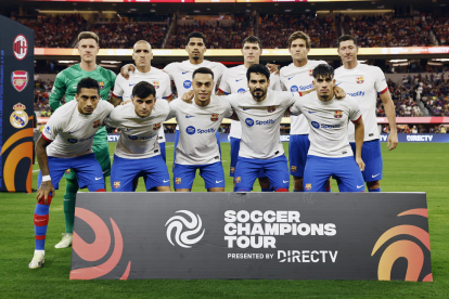 El primer once inicial del Barcelona esta pretemporada, con la camiseta blanca que estrenaron.