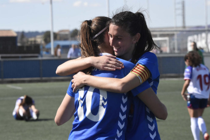 Iris Aixalà, con el brazalete de capitana, se abraza a una jugadora del AEM en un partido de esta pasada temporada.