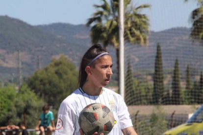 Iris Aixalà, con el brazalete de capitana, se abraza a una jugadora del AEM en un partido de esta pasada temporada.