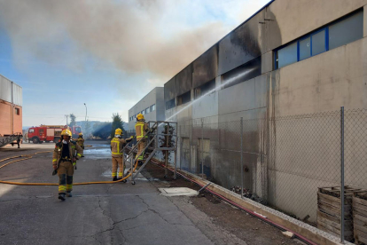 Efectivos de los Bomberos ayer, durante las tareas de extinción en el polígono de Cervera. 