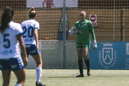 Iris Aixalà, con el brazalete de capitana, se abraza a una jugadora del AEM en un partido de esta pasada temporada.