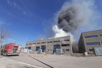 Efectius dels Bombers ahir, durant les tasques d’extinció al polígon de Cervera.