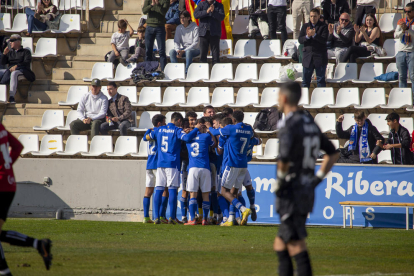 Alpha Bagayoko, que jugó un gran partido, en la acción que forzó la expulsión de Celihueta.