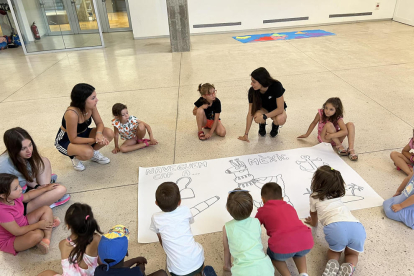 Un centenar de niños y niñas inauguraron ayer la temporada de ‘casals’ en La Seu d’Urgell. 