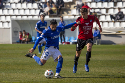 Alpha Bagayoko, que jugó un gran partido, en la acción que forzó la expulsión de Celihueta.