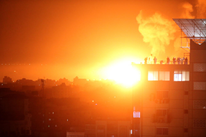 Flames i fum després d’un atac aeri israelià a Gaza.