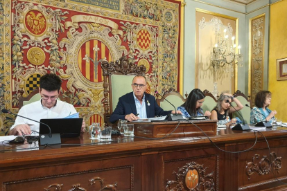 El alcalde de Lleida, Miquel Pueyo, con los tenientes de alcalde, durante el Pleno de la Paeria del mes de junio del 2022