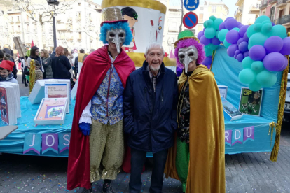 Balaguer. Josep Vallverdú no es va perdre el Carnaval i va posar amb el rei i la reina de la festa de la capital de la Noguera, així com amb la carrossa dedicada al seu centenari.