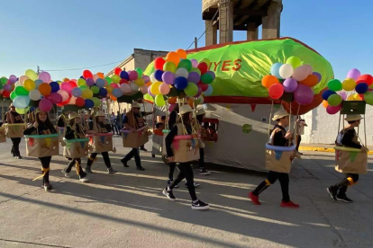 Balaguer. Josep Vallverdú no quiso perderse la celebración del Carnaval y posó con el rey y la reina de la fiesta de la capital de la Noguera, así como con la carroza dedicada a su centenario. 