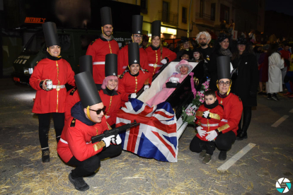 Balaguer. Josep Vallverdú no quiso perderse la celebración del Carnaval y posó con el rey y la reina de la fiesta de la capital de la Noguera, así como con la carroza dedicada a su centenario. 