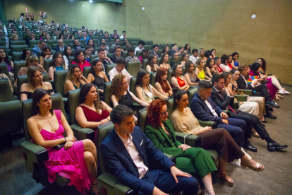 La ceremonia de entrega de orlas de la Facultad de Derecho, Economía y Turismo, ayer en la Llotja. 